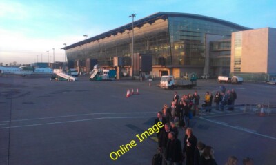 Foto 6x4 Einsteigen in das Flugzeug Fort Cross Roads Eine Linie wartet auf das Einsteigen in die p c2014