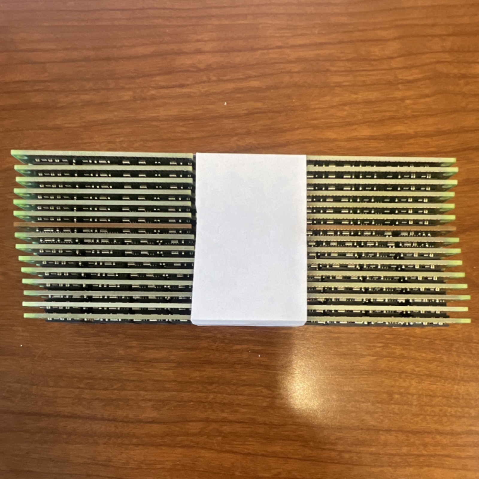 как выглядит Samsung 16GB DDR3 ECC Registered RDIMM 240-Pin PC3L-12800R M393B2G70QH0-YK0 x60 фото