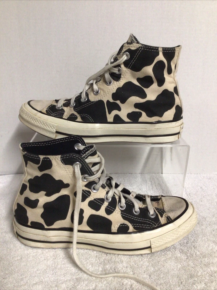 Tênis Converse Chuck Taylor All Star estampa de vaca feminino tamanho 8 Hi Top. - Imagem 2 de 4