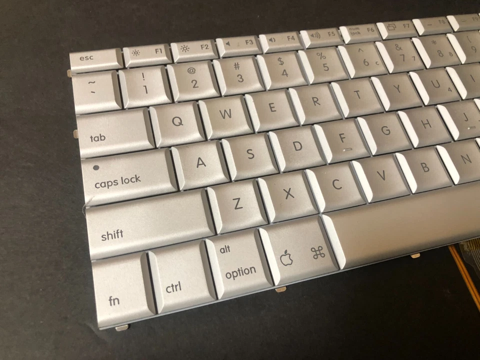 AEQ16PLU039 922-6968 922-6593 Apple PowerBook G4 1.67GHz Aluminum Keyboard - Image 2 of 4