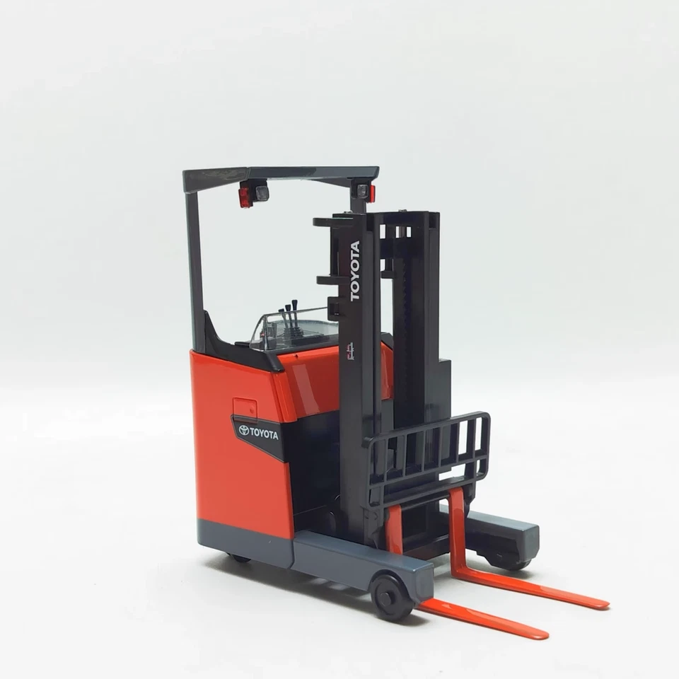Genuine 1/24 Toyota 15 Electric Forklift Plastic Model - Image 2 of 4