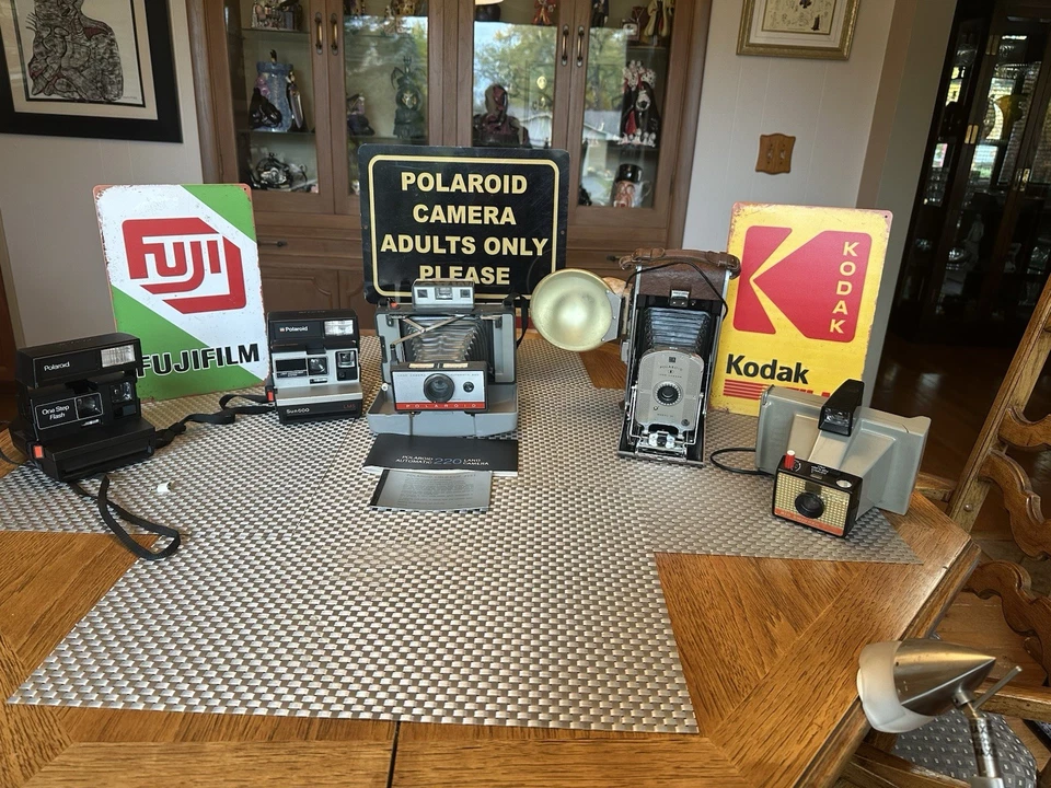 Lote de cámara de colección PANTALLA 5 Polaroids y 3 letreros metálicos: FUJIFILM - KODAK - POLAROID Foto 2 de 4