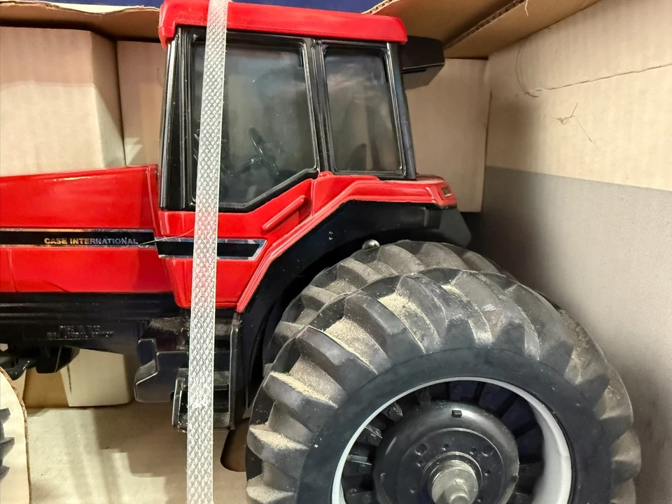 ERTL Case International 7140 Mechanical Front Drive Special Edition 1/16th Scale - Image 4 of 4