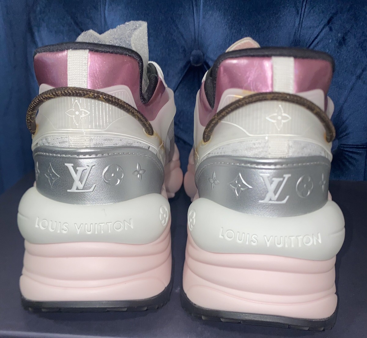 LOUIS VUITTON WOMEN'S RUN 55 SNEAKER IN PINK. SIZE US 7 / LV LOUIS VUITTON WOMEN'S RUN 55 SNEAKER IN PINK. SIZE US 7 / LV