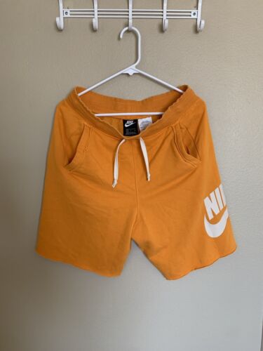 Herren Nike Club Alumni French Terry orange Shorts klein. Gebraucht guter Zustand.