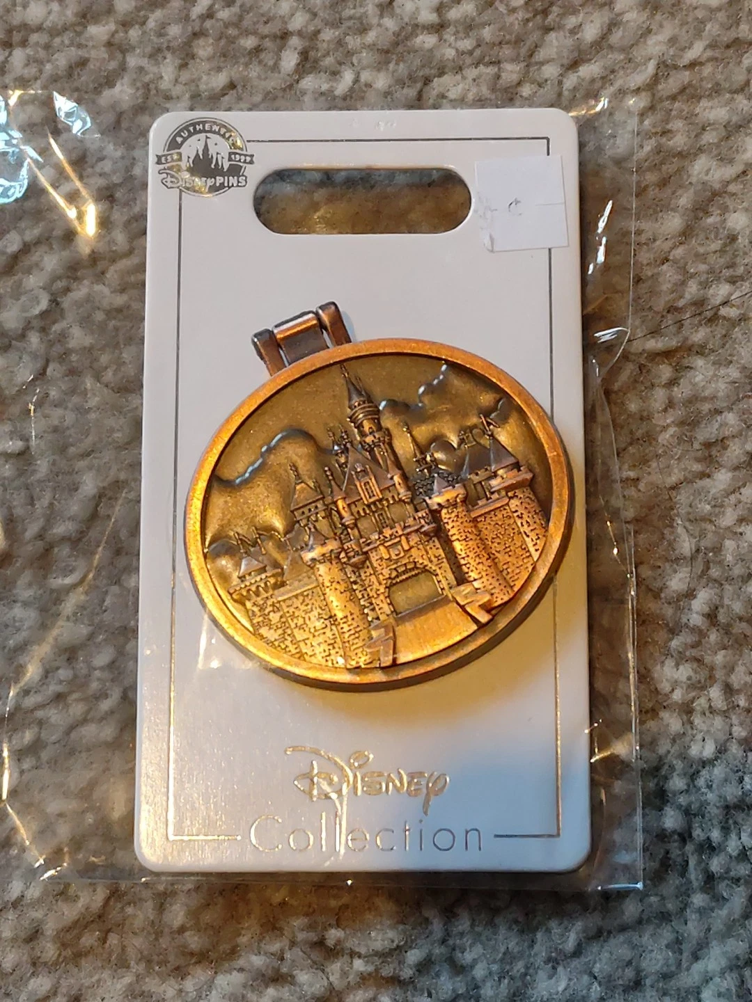 Walt Disney Pin Castle & Walt 'its kind of fun to do the impossible' Hinged Pin