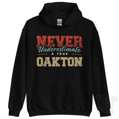 NEVER UNDERSCHIMATE A TRUE OAKTON HOODIE - Wear Your Name Proudly