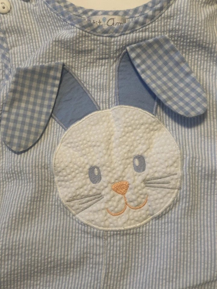 Mameluco sin mangas Petit Ami Boys Seersucker azul/blanco a rayas con apliques de conejito-24 Foto 4 de 4