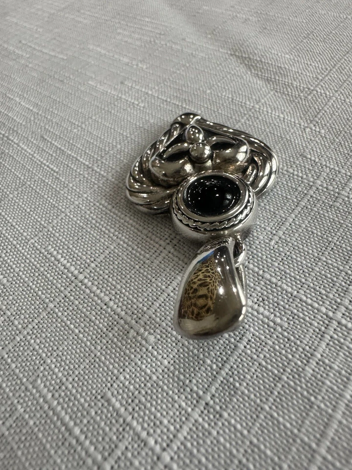 Colgante Corazón Flor De Lis Designs De Colección Tono Plateado y Esmalte Negro 2x1 1/4 Foto 4 de 4