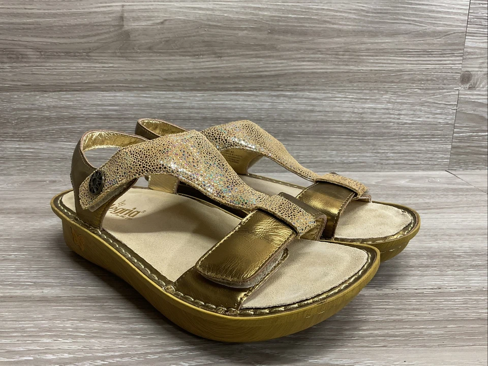 Sandalia cómoda con correas ajustables de cuero dorado Kendra 41 EE. UU. 11 ALEGRIA para mujer Foto 3 de 4