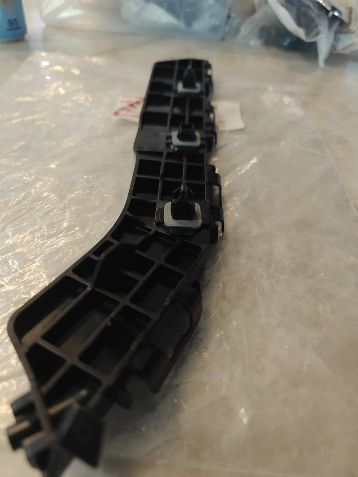 Retenedor de parachoques trasero genuino OEM Toyota Lexus 52576-0E020 2010-2015 Rx350 Rx450h Foto 4 de 4