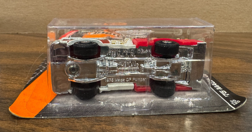 Matchbox MBX Heroic Rescue (2014) Red & White '75 Mack CF Toy Truck 55/120 - Picture 5 of 7