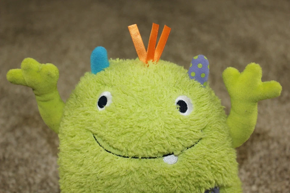 Juguete de peluche Sassy Riggle Monster bebé bebé 10" verde azul suena trabajo Foto 2 de 4