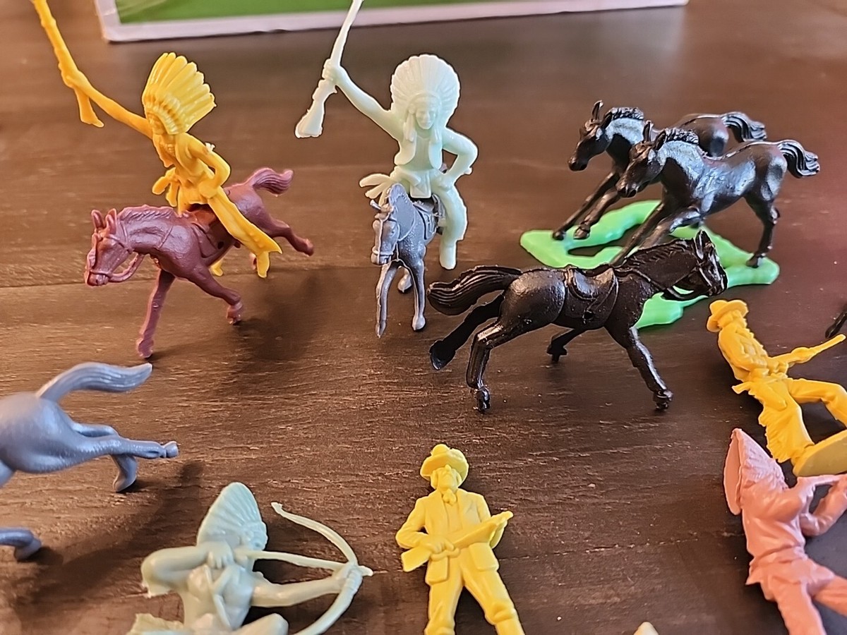 Vintage Plastic Toy Lot Of 36 Cowboys And Indians W/horses