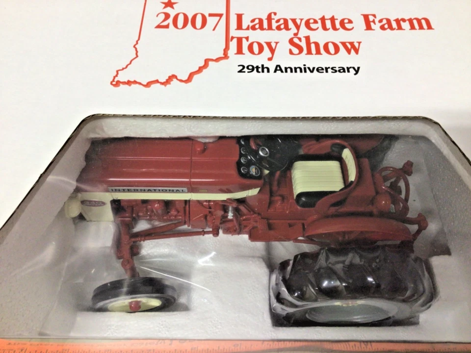 Trator utilitário Lafayette Toy Show International 340 escala 1/16 2007 novo na caixa - Imagem 4 de 4
