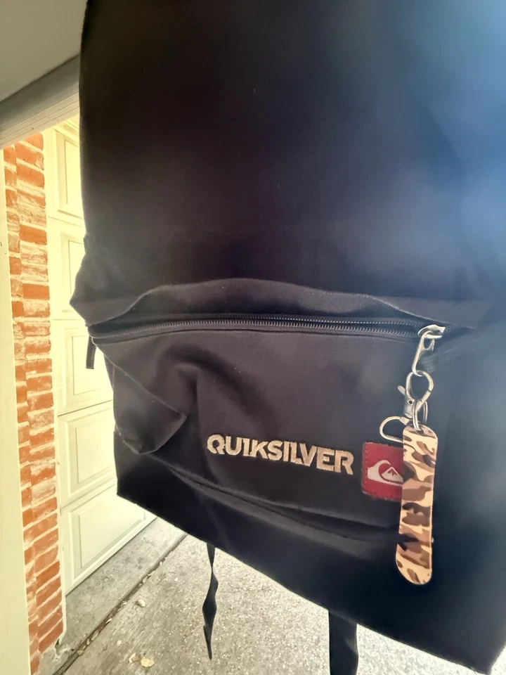 Mochila Quiksilver años 90 negra con correas ajustables Foto 2 de 3