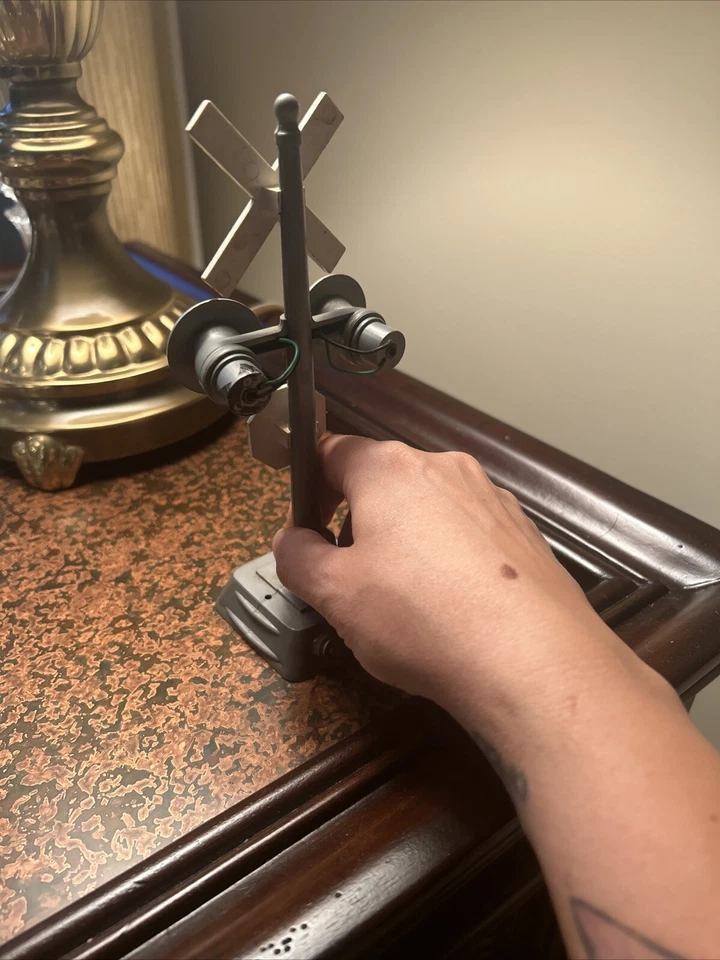 MARX VINTAGE RR CROSSING STOP ON RED PLASTIC SIGNAL-WORKS — 第 3/4 张图片