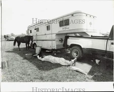 1991 Press Photo Jim Detweiler sleeps at Southeastern Michigan Horse Show