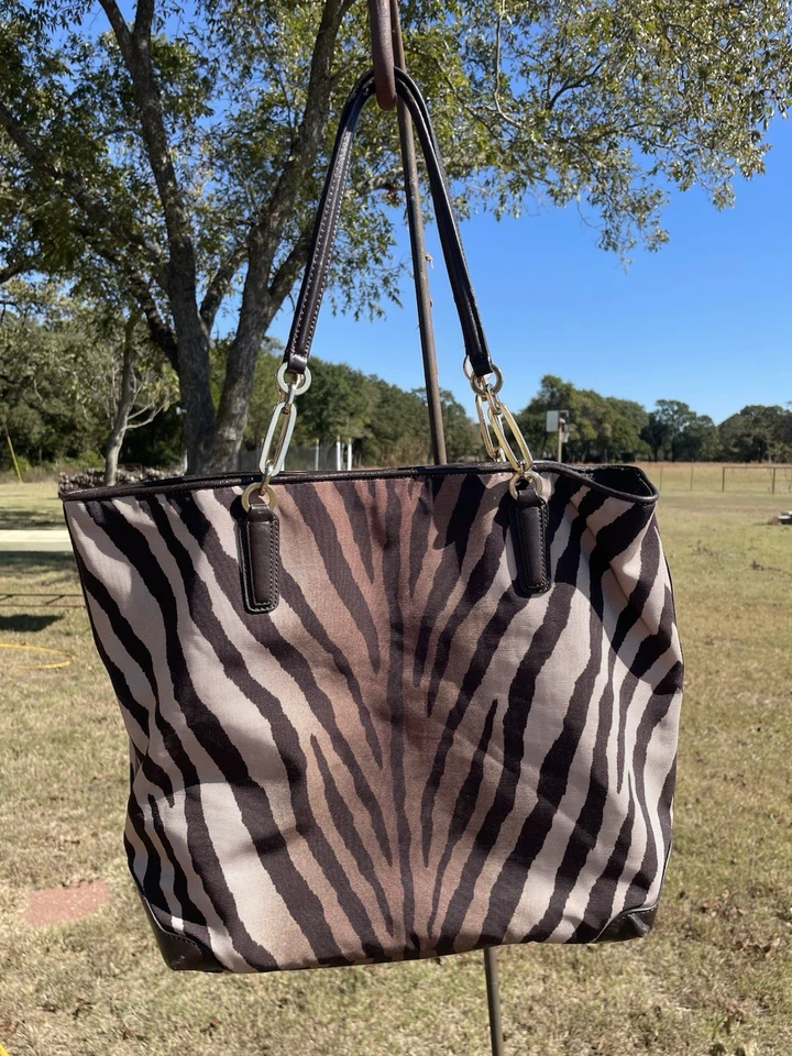 Bolso de hombro grande Coach Madison de lona cebra 26633 Foto 2 de 4