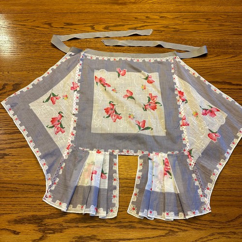 Red Floral Apron With Blue Accents, 50s/60s - Picture 2 of 9