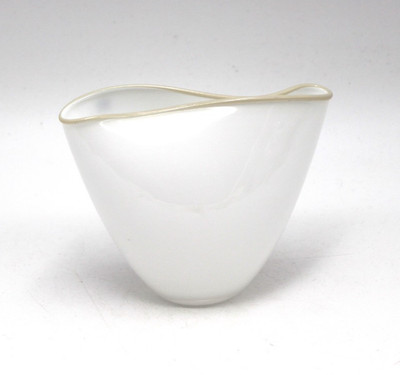 Pernille Bülow Bornholm Glas Vase weiß Manufaktur Dänemark kleiner Kratzer