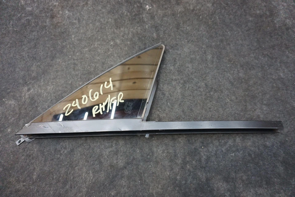 Front Right Side Door Vent Corner Glas 9Y0845114J Porsche Cayenne GTS 9YA 19-23 - Image 2 of 4