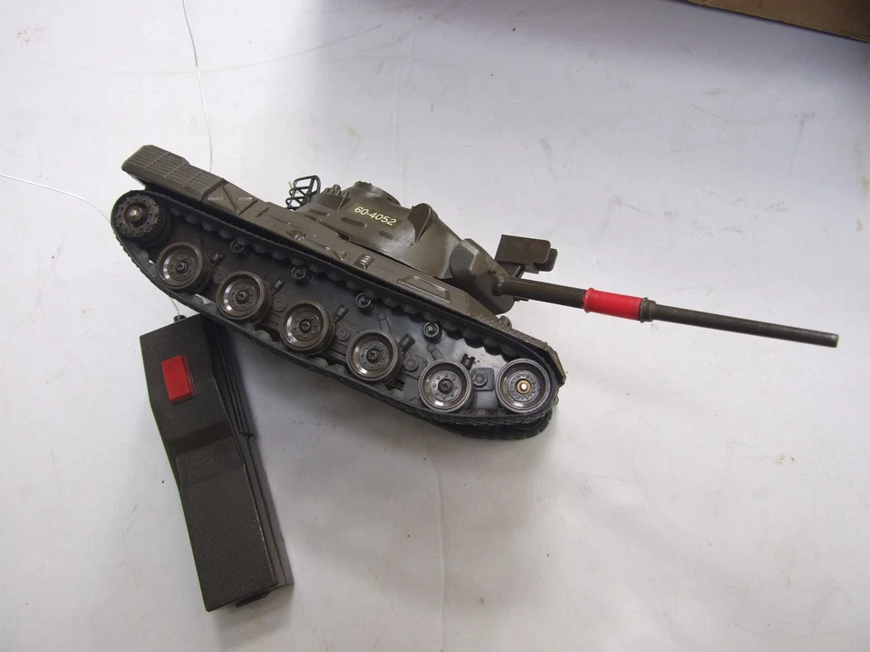Vintage  Radio Control Tank Radio Shack Tandy w/Original Box 1984 Vintage Toy AF - Image 4 of 4