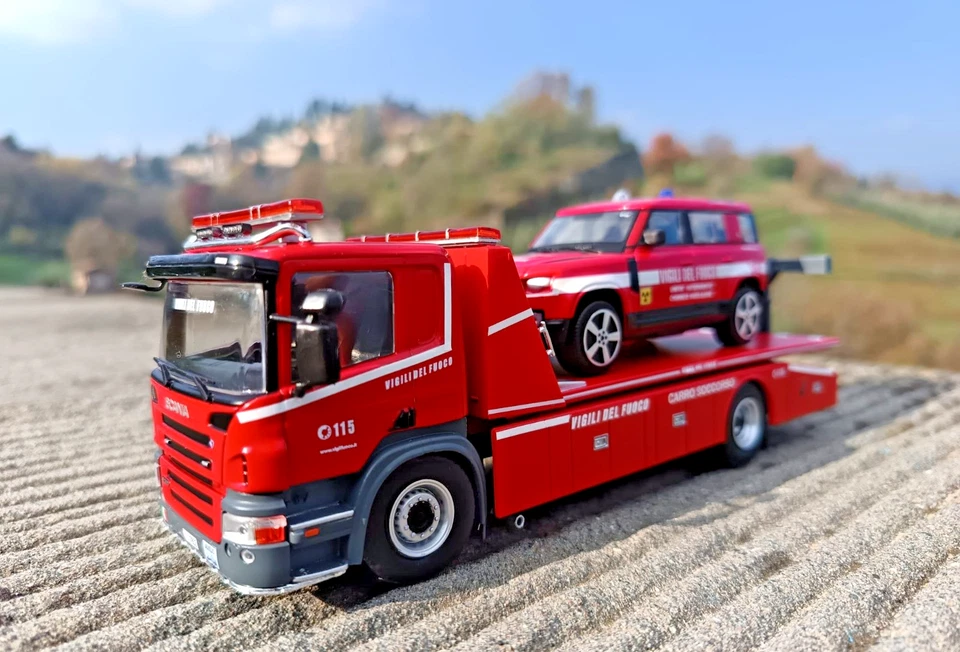 VIGILI DEL FUOCO Scania P320 Carro Soccorso + Defender 110 Die Cast Model 1/43 - Immagine 2 di 4