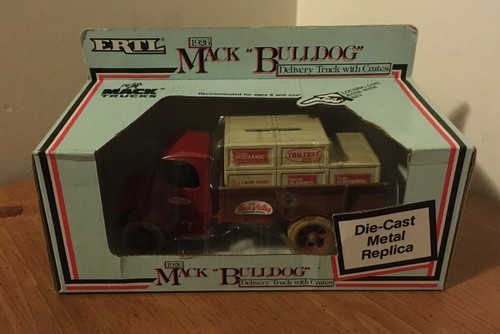 ERTL 1926 Mack Bulldog Delivery Truck With Crates - "True Value Hardware" NIB - 第 1/5 張圖片