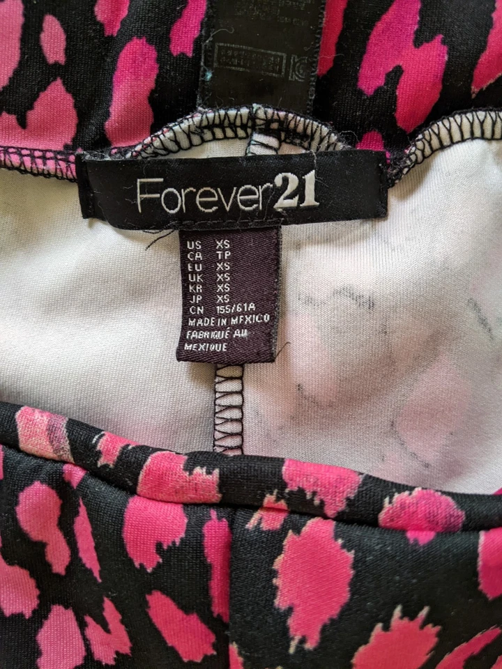 Leggings Forever 21 XS rosa preta estampa de leopardo elástica comprimento do tornozelo calças de ioga - Imagem 3 de 4