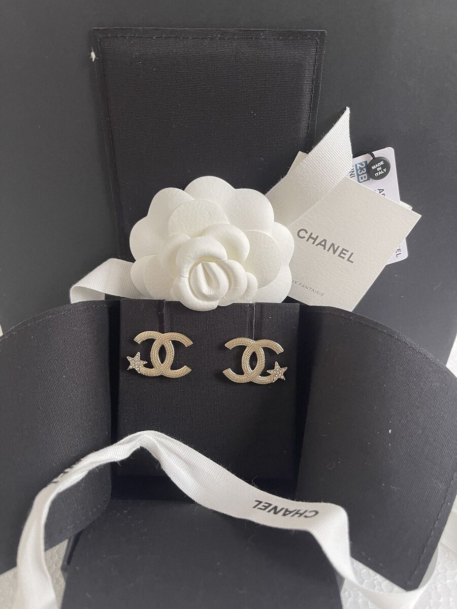 CHANEL CC LOGO STAR CRYSTALS EARRINGS GOLDEN NWT 2023 ITALY CHANEL CC LOGO STAR CRYSTALS EARRINGS GOLDEN NWT 2023 ITALY