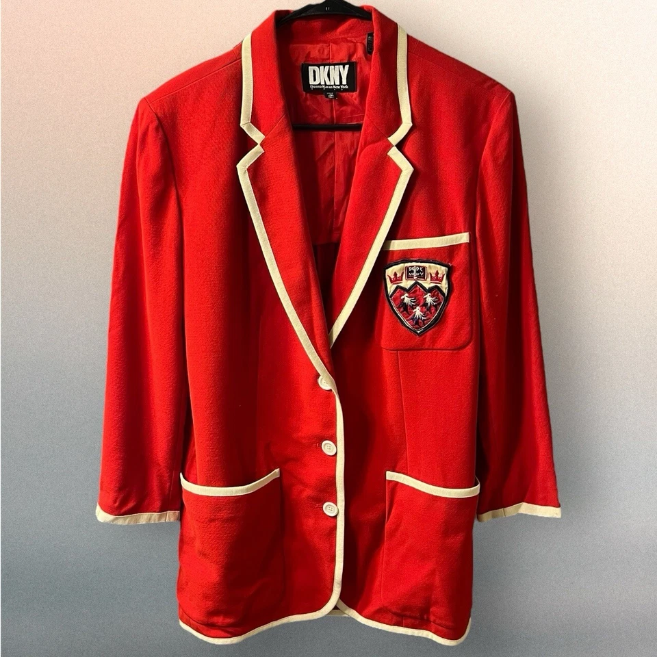 Jaqueta feminina vintage DKNY Donna Karen tamanho 10 vermelha com acabamento branco. 100% lã - Imagem 2 de 4