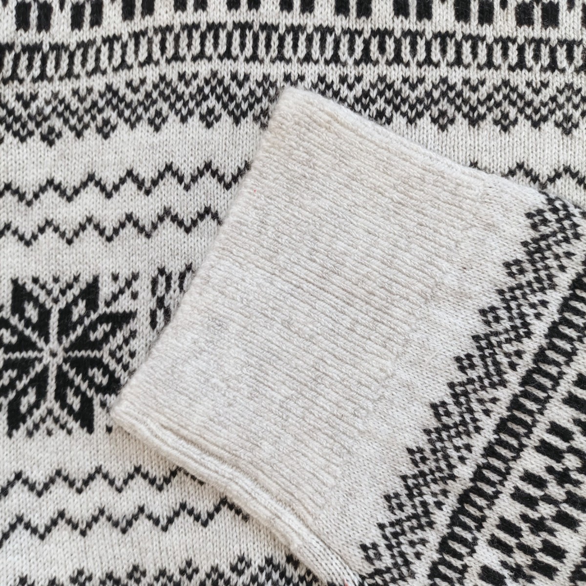 NWT H&M Men Regular Fit Snowflake Jacquard Knit Sweater