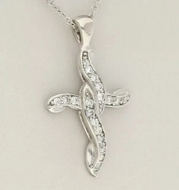 Colgante de cruz de diamantes simulados de corte redondo de 2 quilates para mujer enchapado en oro blanco de 14 quilates Foto 2 de 4