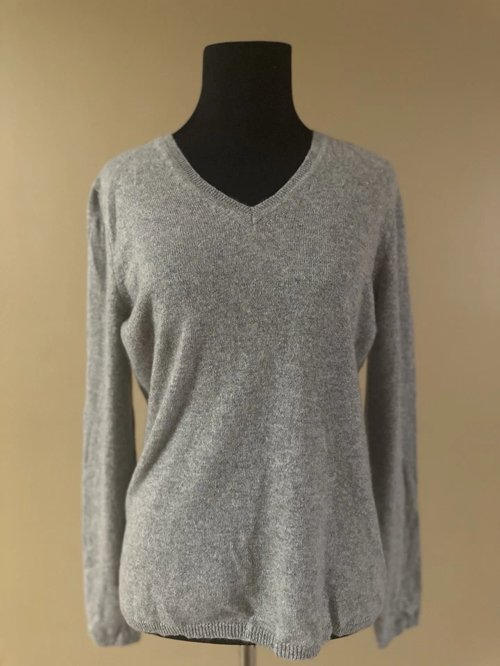 Женский свитер с v-образным вырезом 100% кашемир, серый, с длинным рукавом Lord & Taylor размер M - Изображение 3 из 4