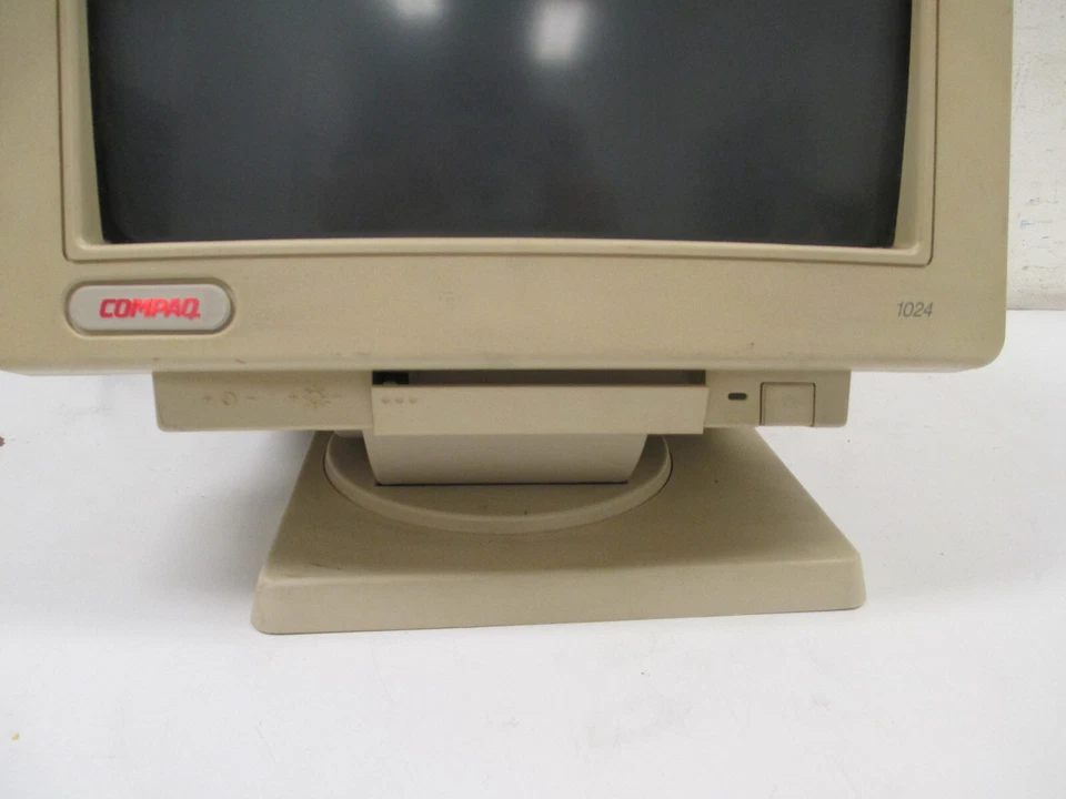 Vintage Compaq 462 CRT Monitor 1995 w/ cords - Image 4 of 4