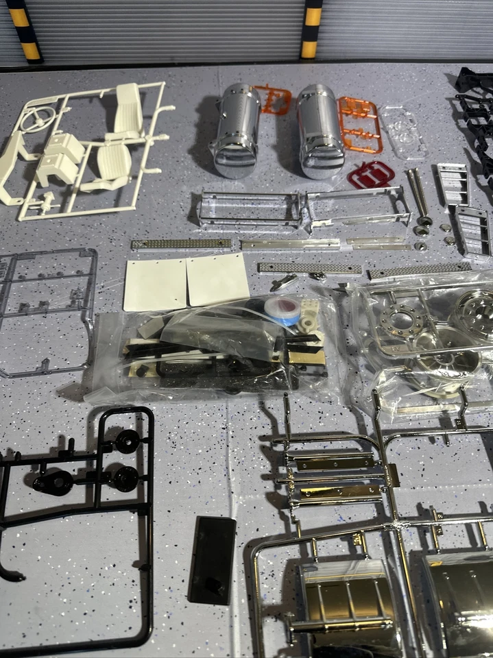 1/14 Tamiya Grand King Globe Knight hauler FH16 Wrecker Spare Parts Lot - Image 3 of 4