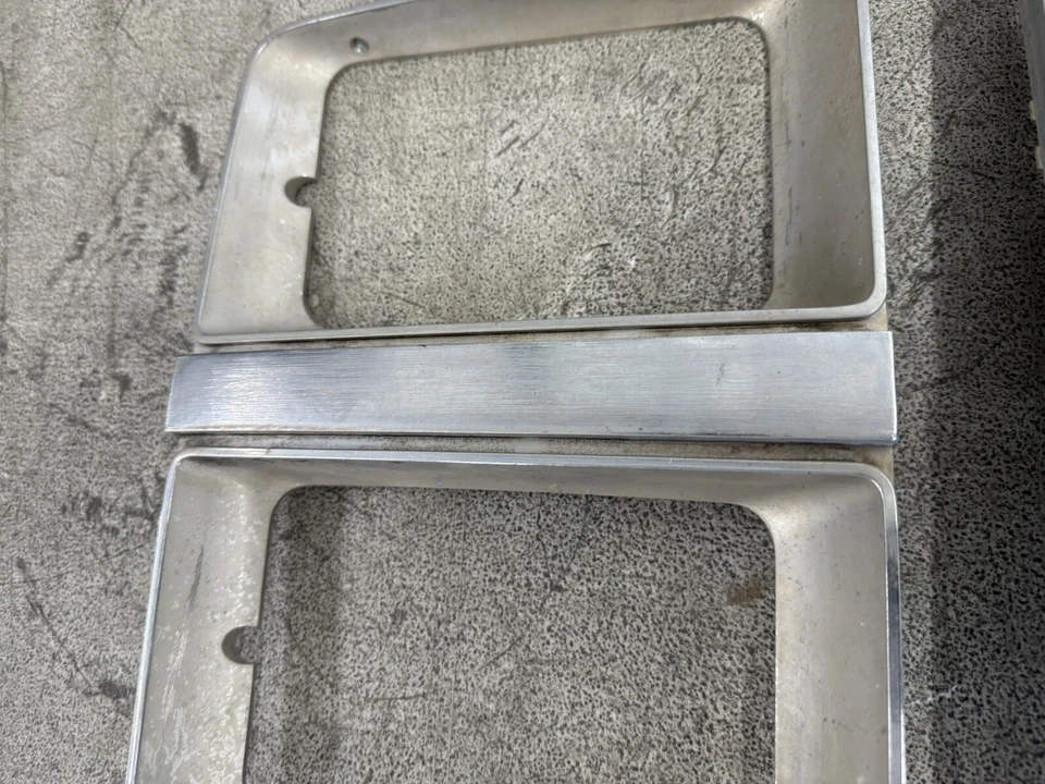 Par de biseles de faros OEM 81-82 Chevrolet C/K Trucks Blazer Suburban Jimmy Foto 4 de 4