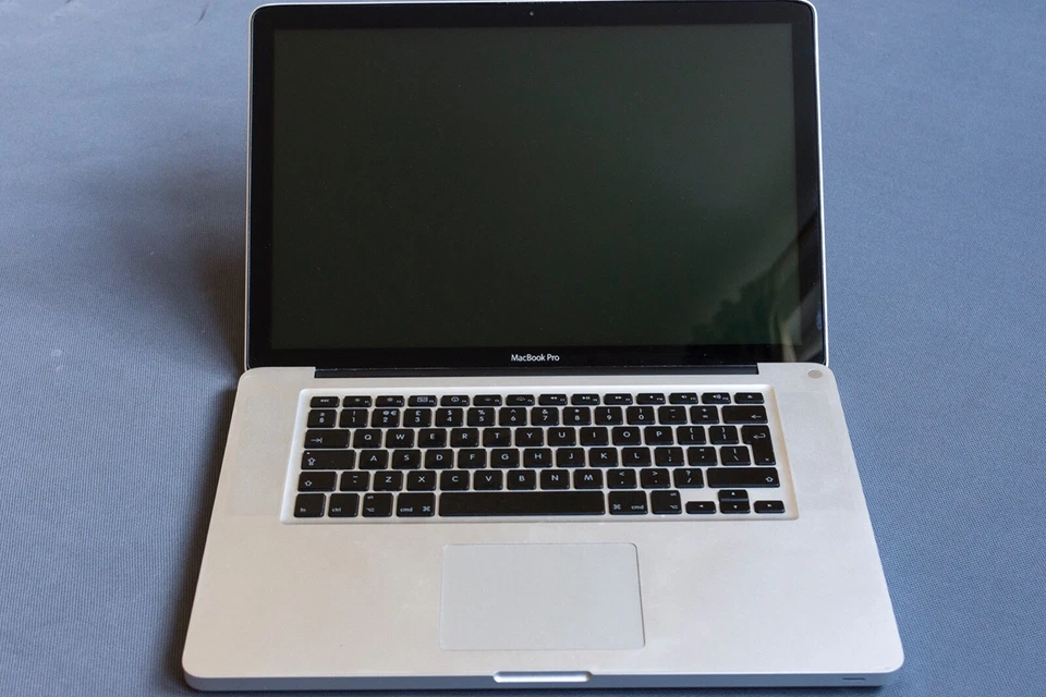 Apple Mac MacBook Pro 15" Late 2008 A1286 2.4GHz Core 2 Duo 8GB RAM Dual SSD - Image 3 of 4