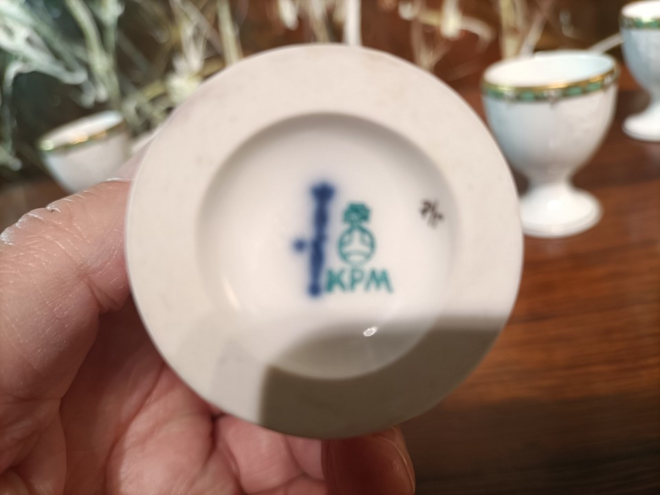 KPM BERLIN Rocaille Dekor 15, 6 edle Eierbecher auf Fuss / grüner