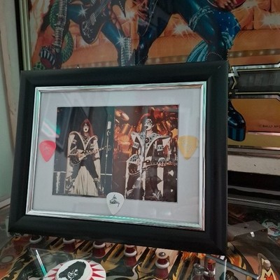 Ace Frehley Bilder gerahmt + 3 rare Gitarren Pics Plektren