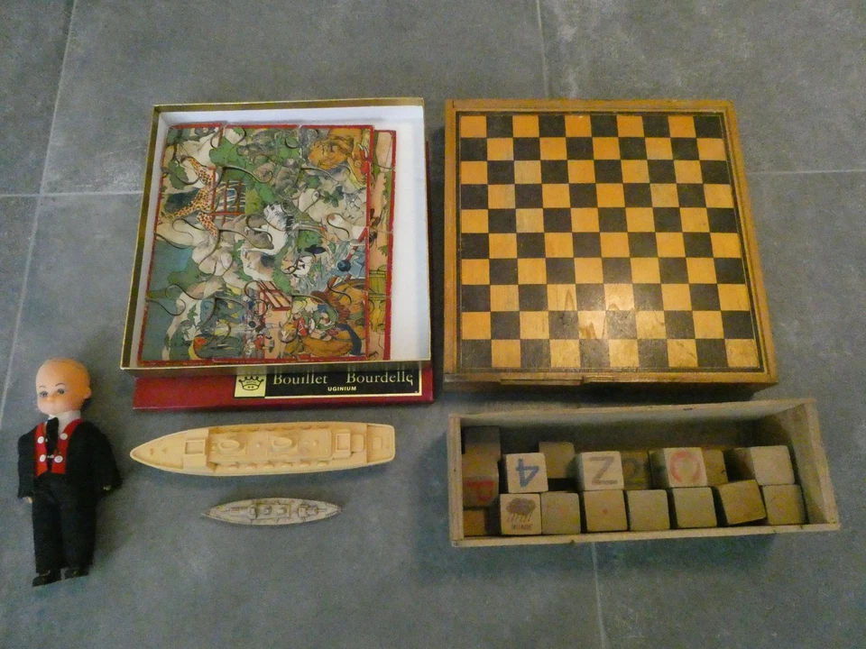 Jouets Vintage Puzzles bois, cubes, bateaux, poupée Jeu JURA - Photo 1/1