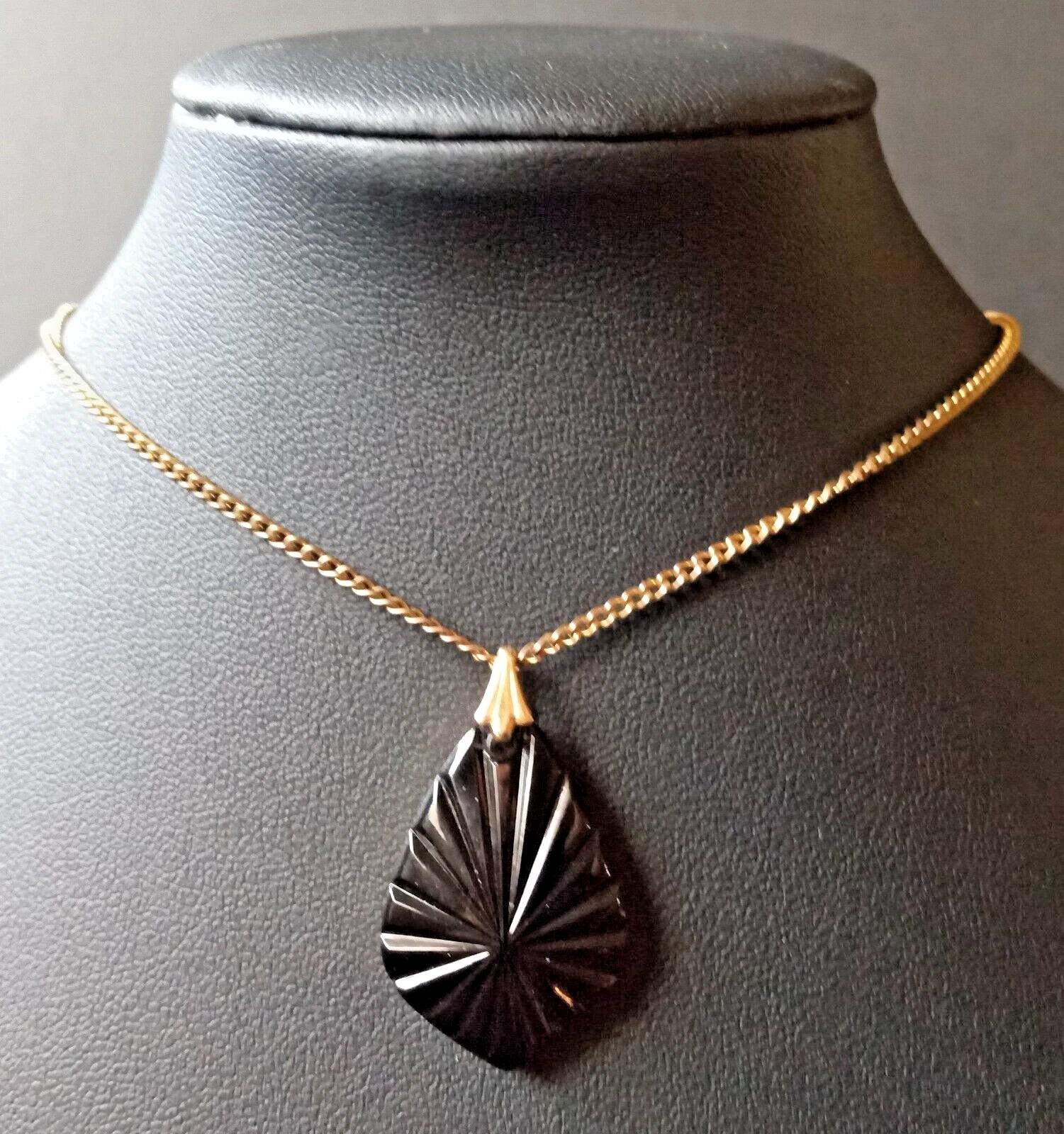 VETEMENTS Collana con ciondolo geometrico nero e oro