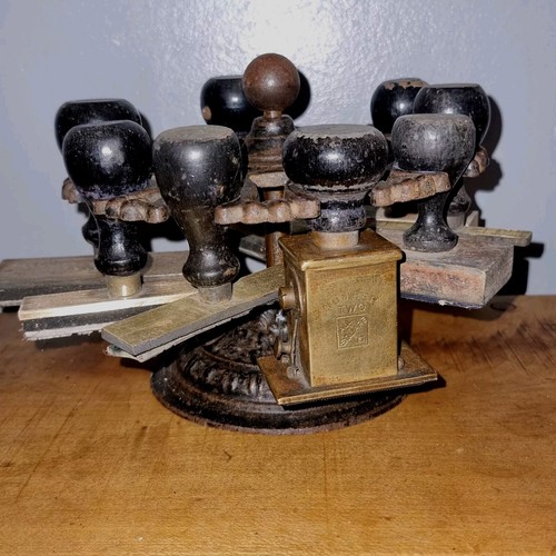 Antique Counter top Revolving Seal Stand & A Protectograph Cheque Writer - Foto 15 di 15
