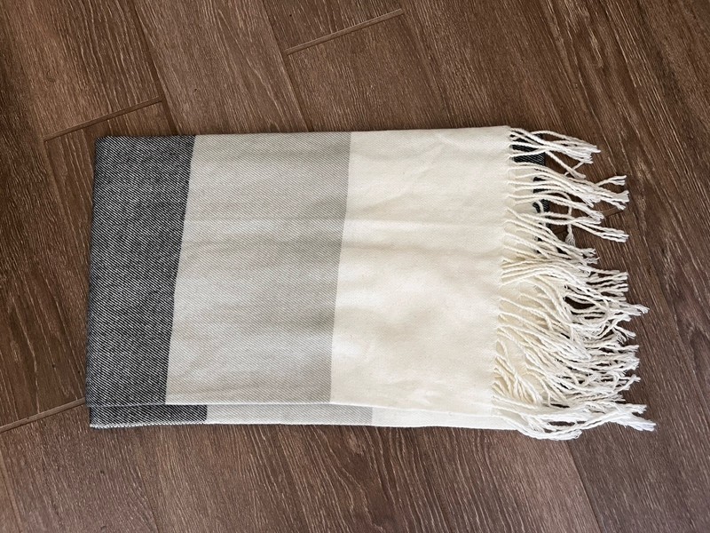 Banana Republic Unisex SCARF 70"x20.5" W/Fringe CREAM/Gray/ Twill