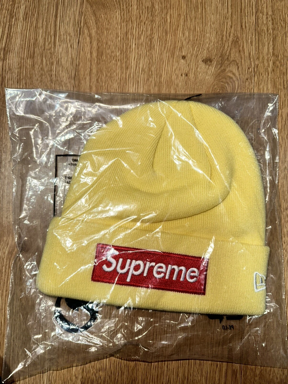 Boîte Supreme x New Era logo Beanie FW22 (FW22BN10) taille unique jaune pâle