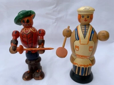2 ANCIENNES FIGURINES RUSSE EN BOIS LAQUÉ LE CHAT BOTTÉ- LA CUISINIÈRE 1950 - Photo 1/4