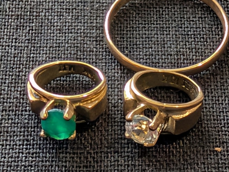 TINY ANTIQUE 10K GOLD BABY RING UNDER SZ 1  & 2 CHARMS EMERALD CLEAR STONE .9 Gr