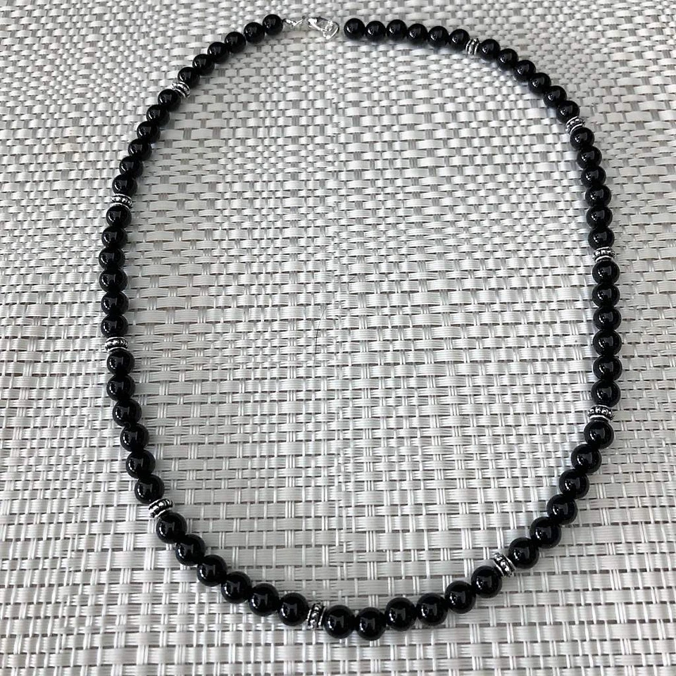Collar de cuentas de ónix negro y plata para hombre Foto 3 de 3
