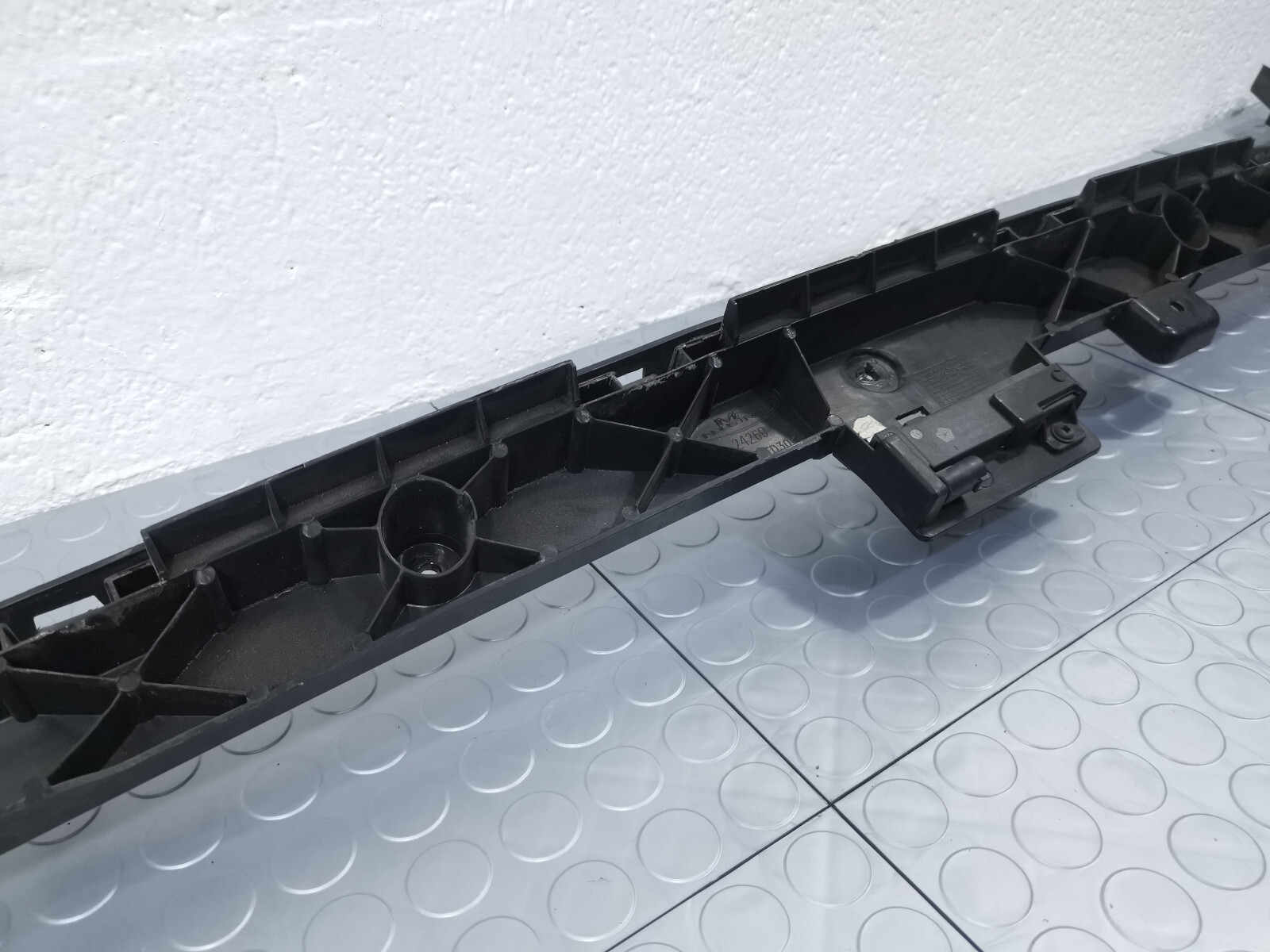 2014-2017 Maserati Quattroporte Rear Bumper Central Upper Fastener 6870001620